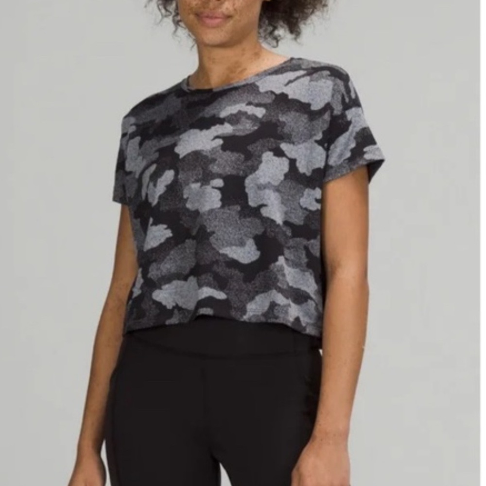Lululemon Cates Tee‎ Shirt Top Women 4 Black Gray Camo Stretch Sporty Gorpcore - Picture 12 of 14